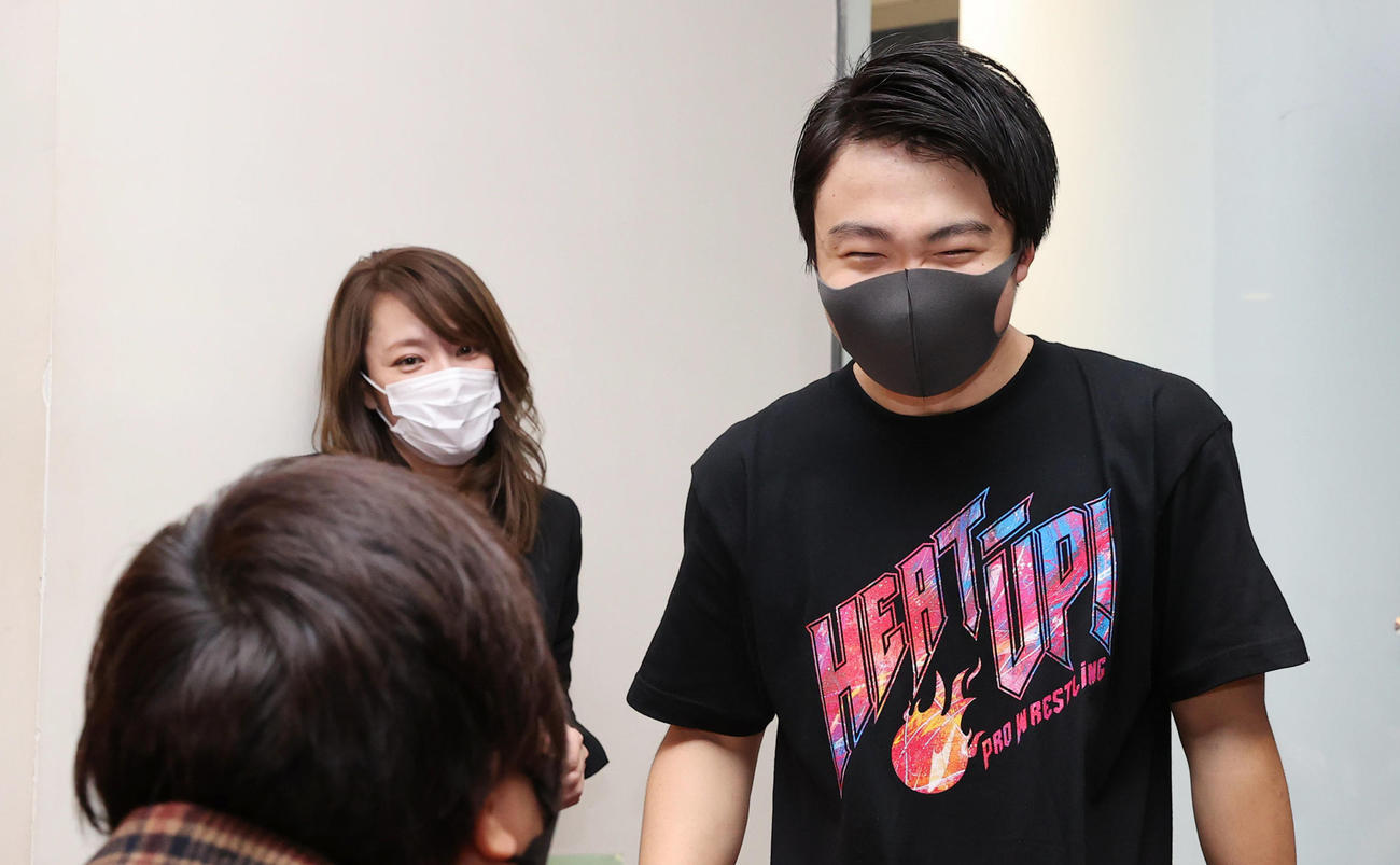 試合前、今井絵理子議員（左）のサポートを受けながらファンサービスする今井礼夢（撮影・垰建太）