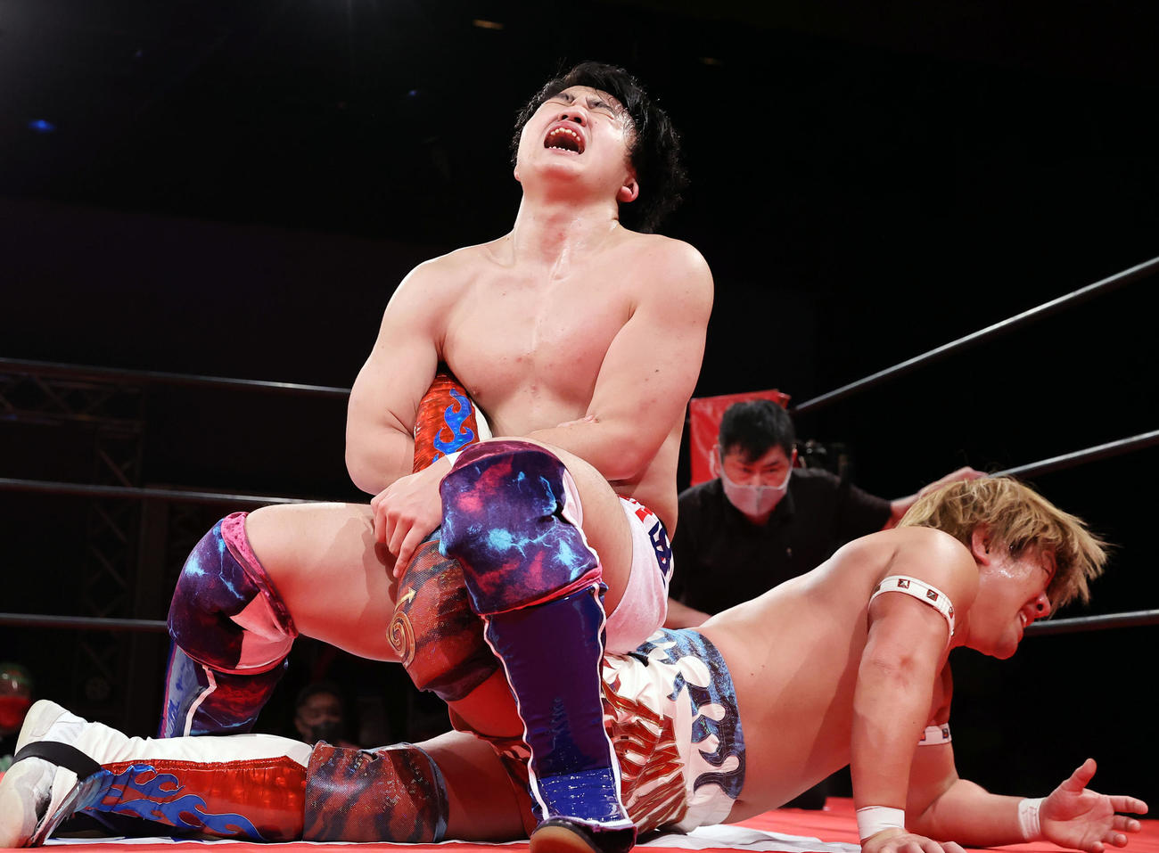 デビュー戦でTAMURA（下）の足をきめる今井礼夢（撮影・垰建太）