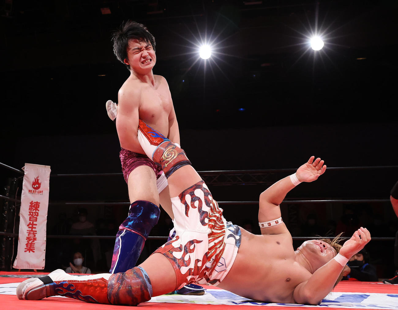 デビュー戦でTAMURA（下）と堂々と戦う今井礼夢（撮影・垰建太）