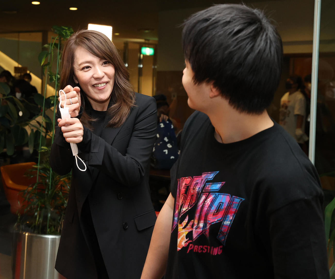 試合後、囲み取材で今井礼夢（右）に手話で話しを伝える今井絵理子議員（撮影・垰建太）