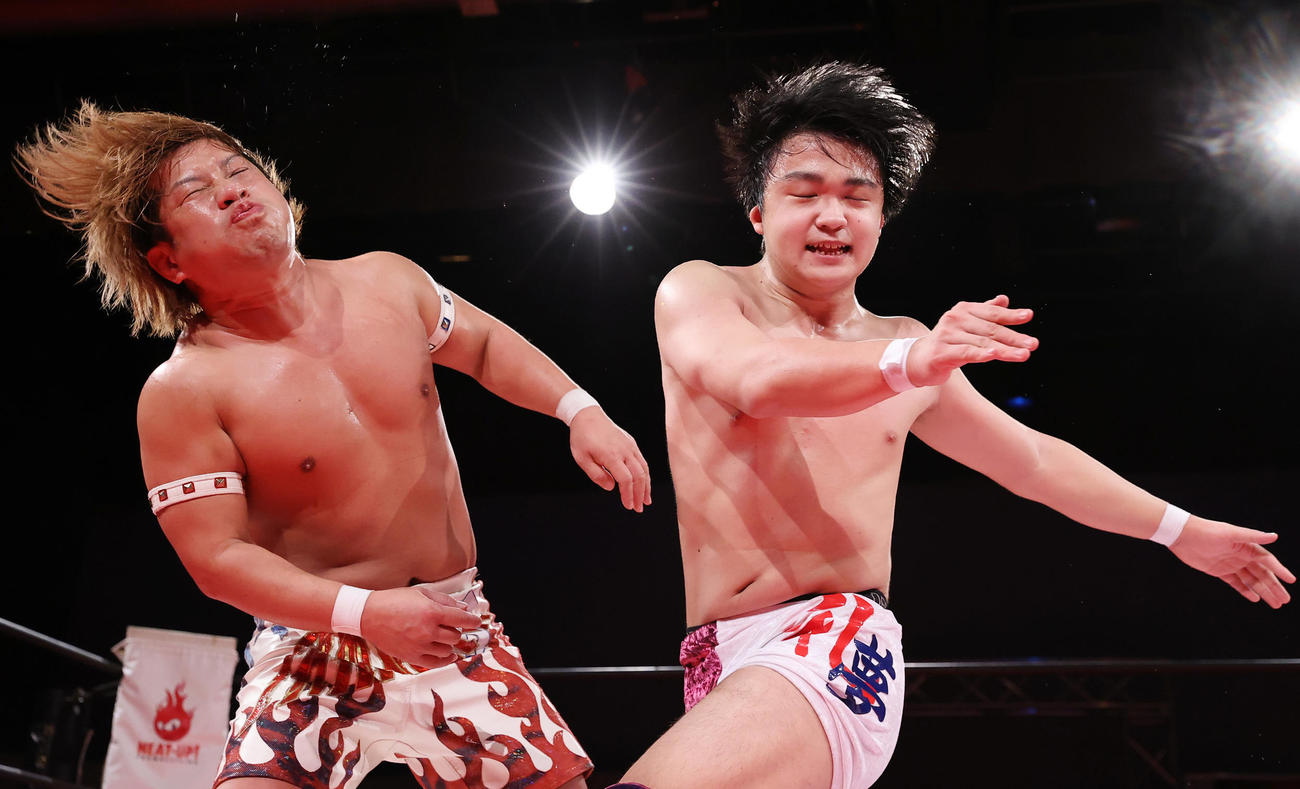 デビュー戦でTAMURA（左）と堂々と戦う今井礼夢（撮影・垰建太）