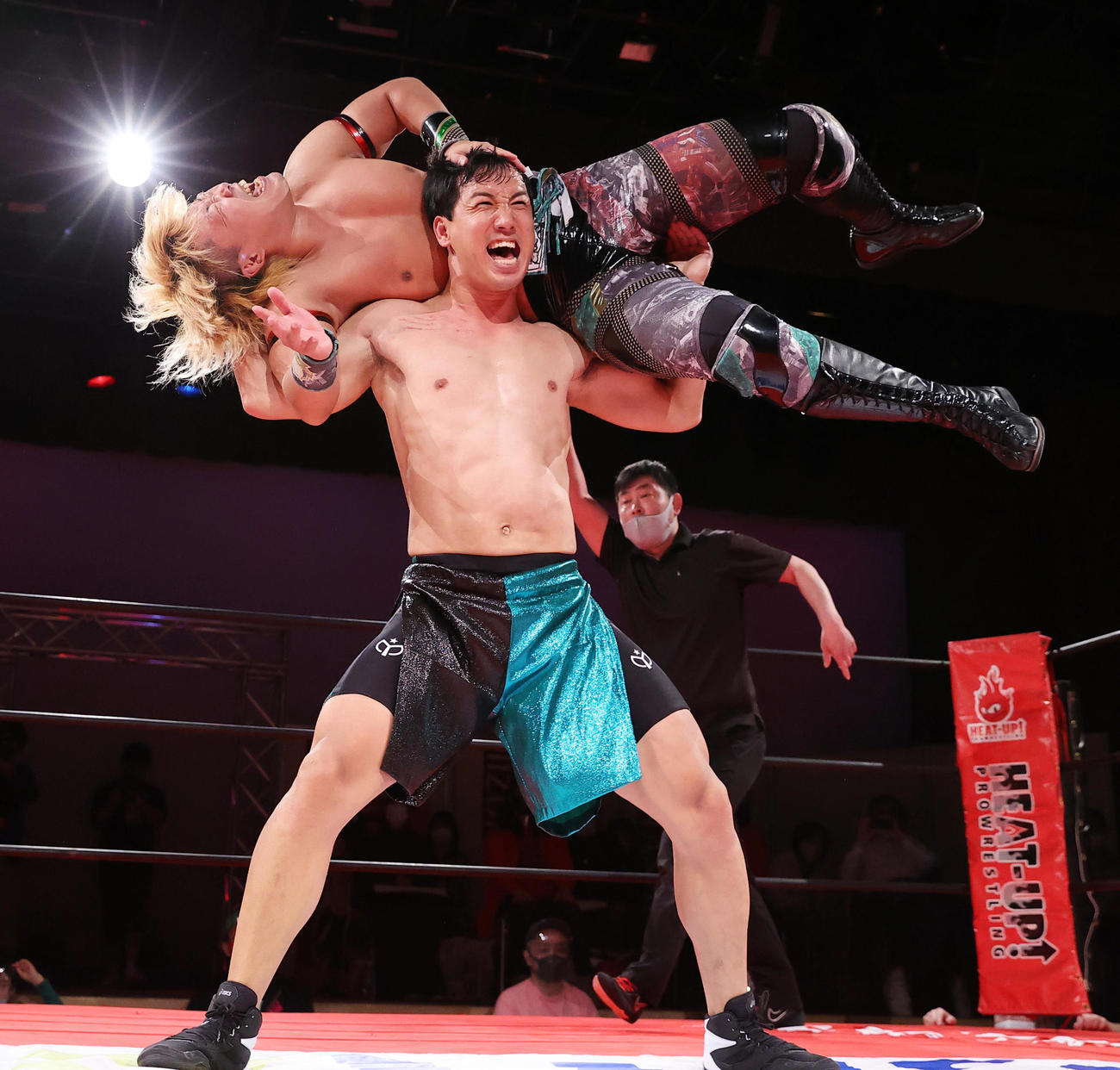 デビュー戦で兼平大介（上）を抱え上げるSHINGO（撮影・垰建太）