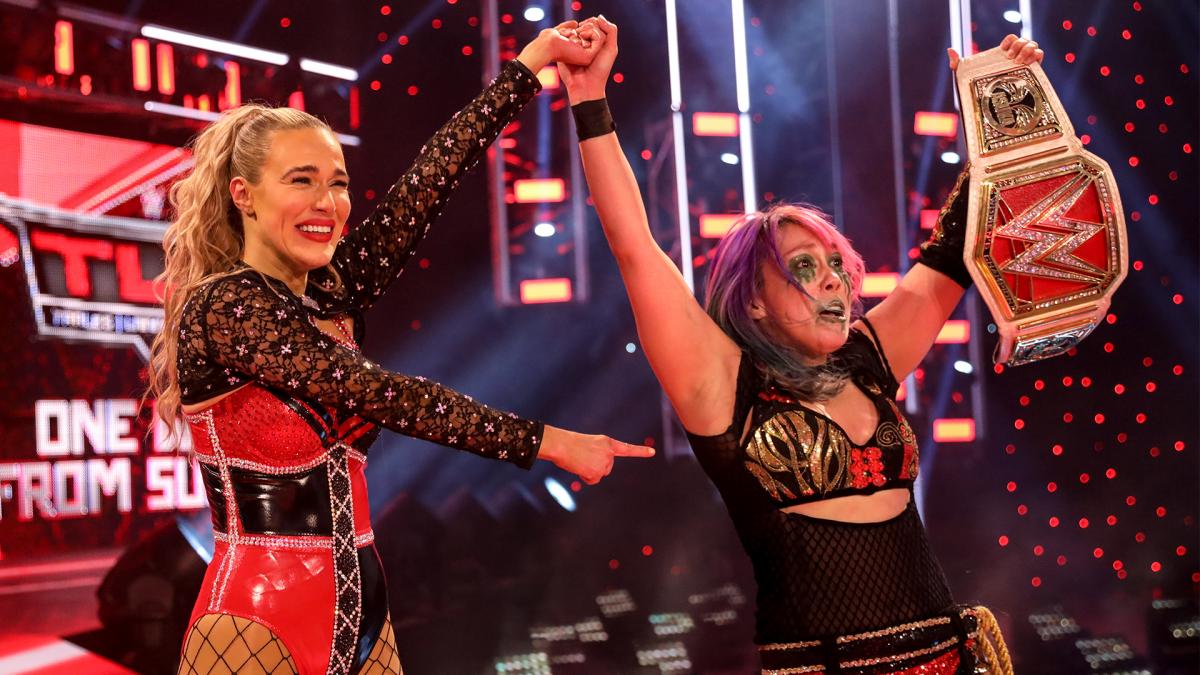 ラナ（左）の祝福を受けながらガッツポーズするロウ女子王者アスカ(C)2020WWE,Inc.AllRightsReserved.