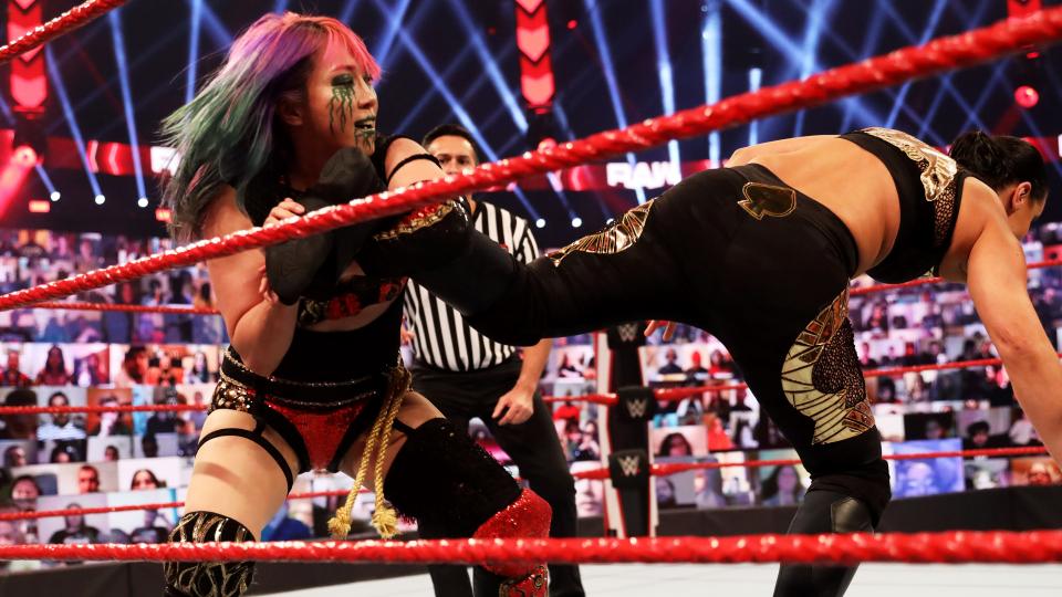 ベイズラー（右）を足首固めで追い詰めるアスカ(C)2020WWE,Inc.AllRightsReserved.