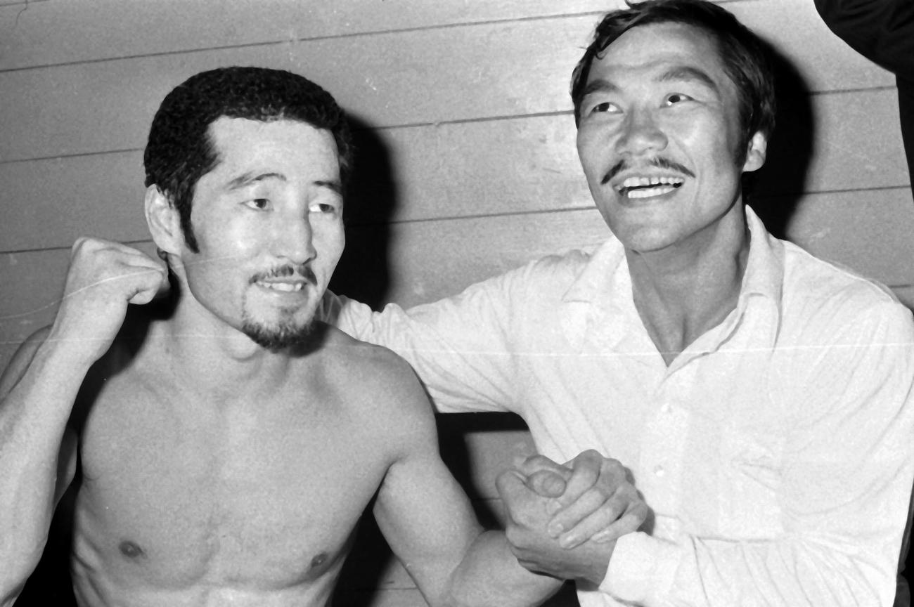 76年10月9日、王座に輝いたロイヤル小林（左）を祝福する輪島功一氏
