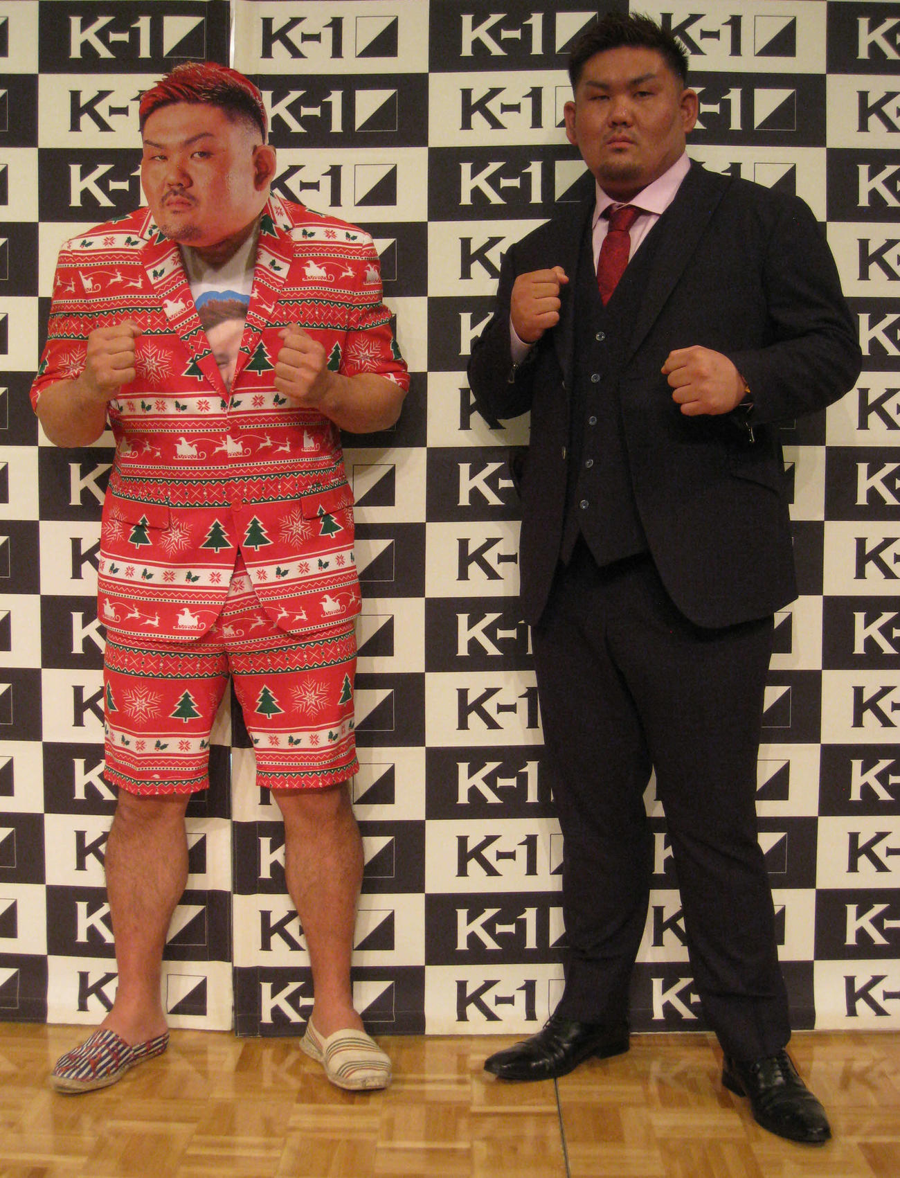 相手・実方宏介（右）のお面をかぶっておどける京太郎（撮影・吉池彰）