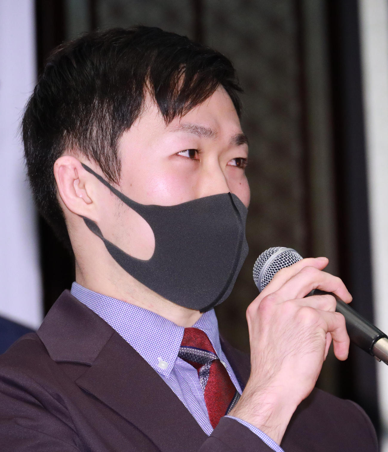 朝倉未来との対戦が決まり会見する弥益ドミネーター聡志（撮影・中島郁夫）