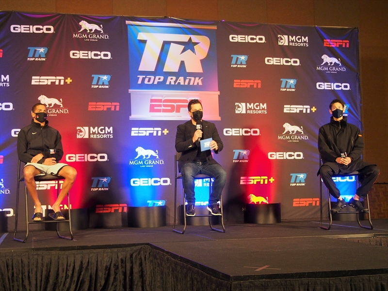12日のWBOインターコンチネンタル・ライト級王座決定戦に向けた会見に出席した中谷（右端）。左端は対戦相手ベルデホ（提供：帝拳ジム）