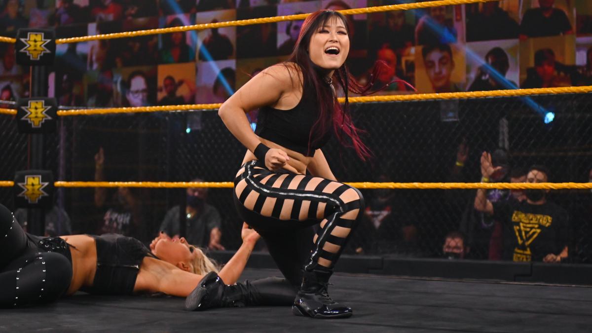 ストーム（左下）KOし、不敵な笑みをみせる紫雷（C）2020WWE,Inc.AllRightsReserved.