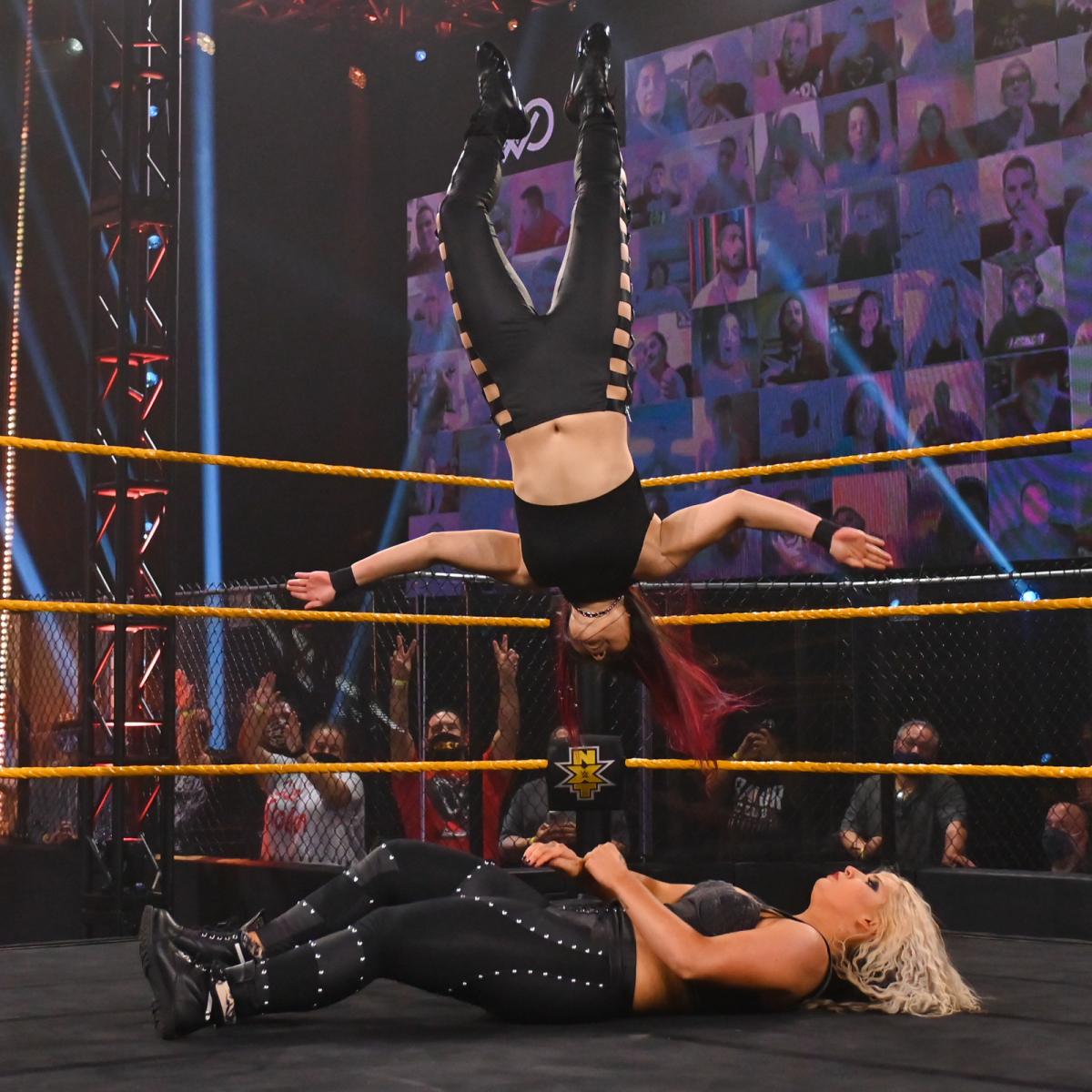 ストーム（下）に月面水爆を仕掛ける紫雷（C）2020WWE,Inc.AllRightsReserved.