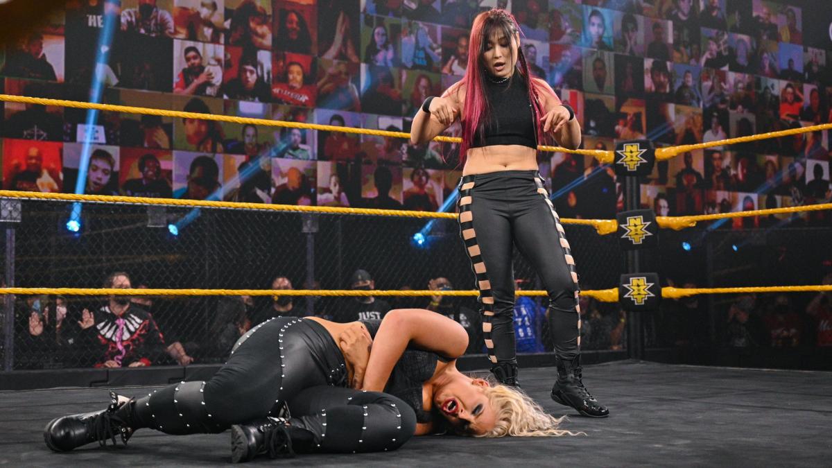 ストーム（手前下）と大乱闘した紫雷（C）2020WWE,Inc.AllRightsReserved.