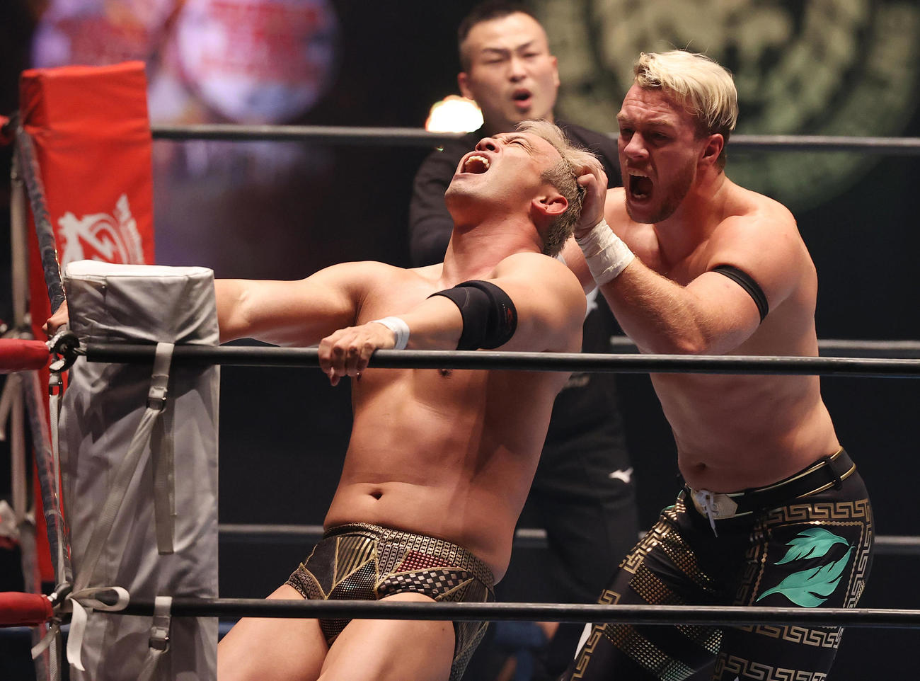 コーナーでオカダ・カズチカ（左）はウィル・オスプレイの執拗な攻撃を受ける（撮影・垰建太）