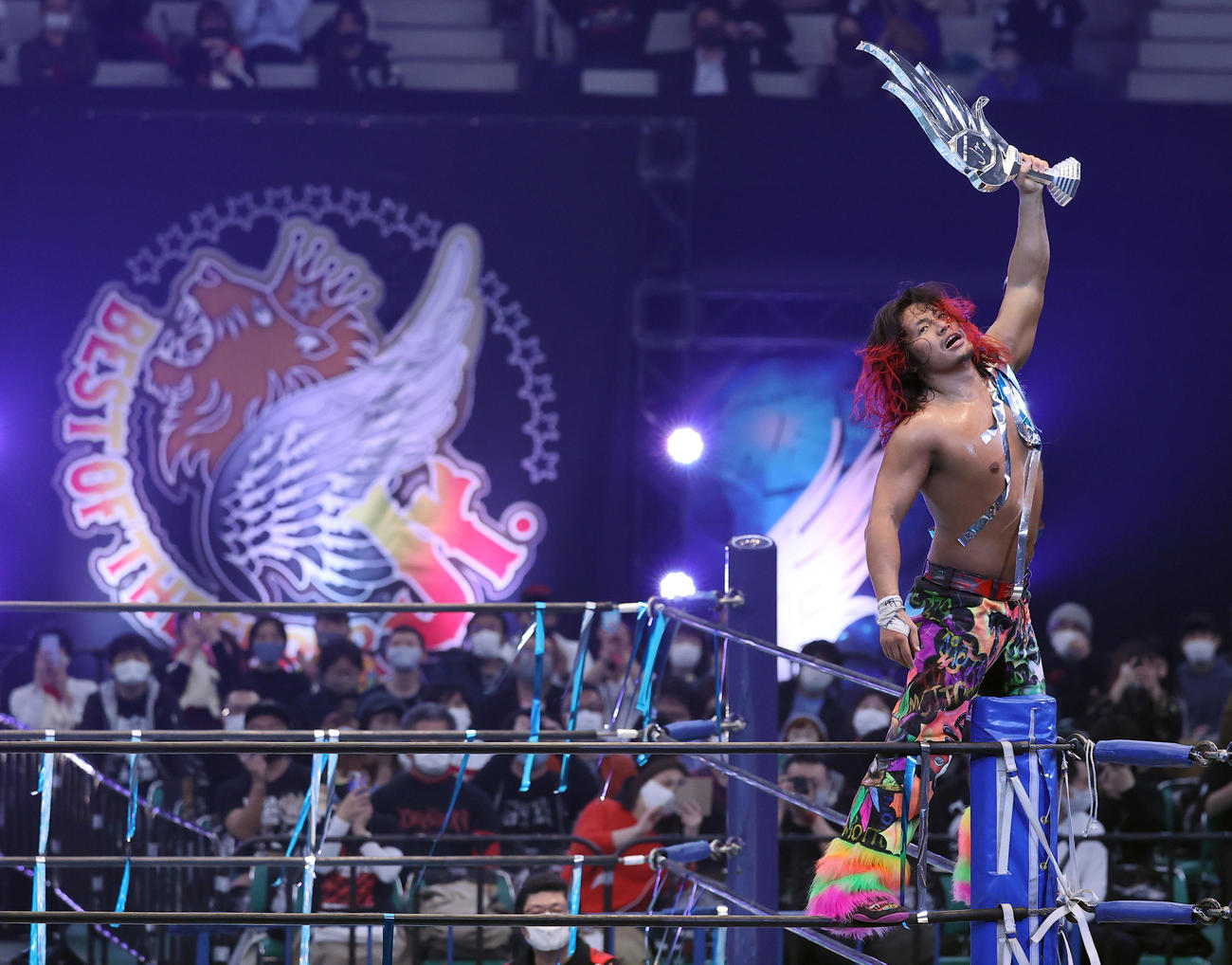 エル・デスペラードを破り「BEST　OF　THE　SUPER　Jr．27」優勝を決めた高橋ヒロムはトロフィーを高々と掲げる（撮影・垰建太）
