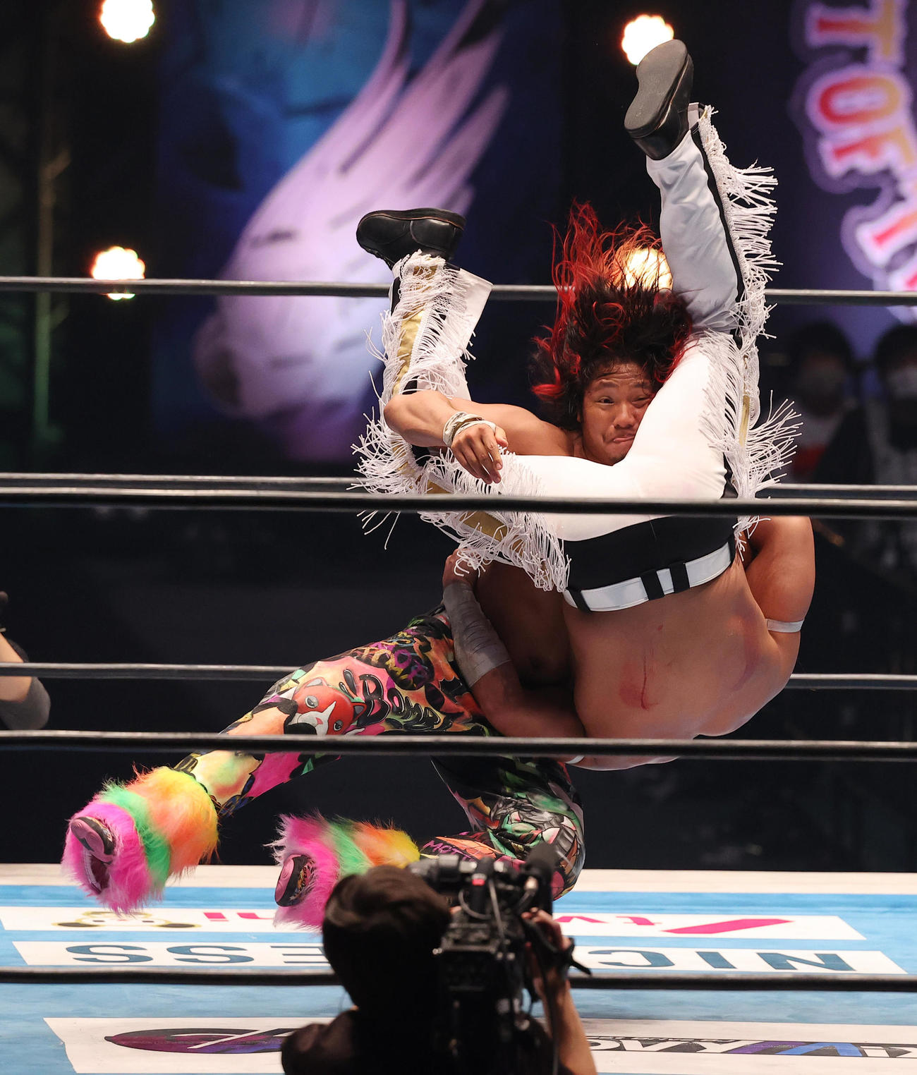 高橋ヒロム対エル・デスペラード　高橋ヒロム（上）は「TIME　BOMB」をエル・デスペラードに決める（撮影・垰建太）