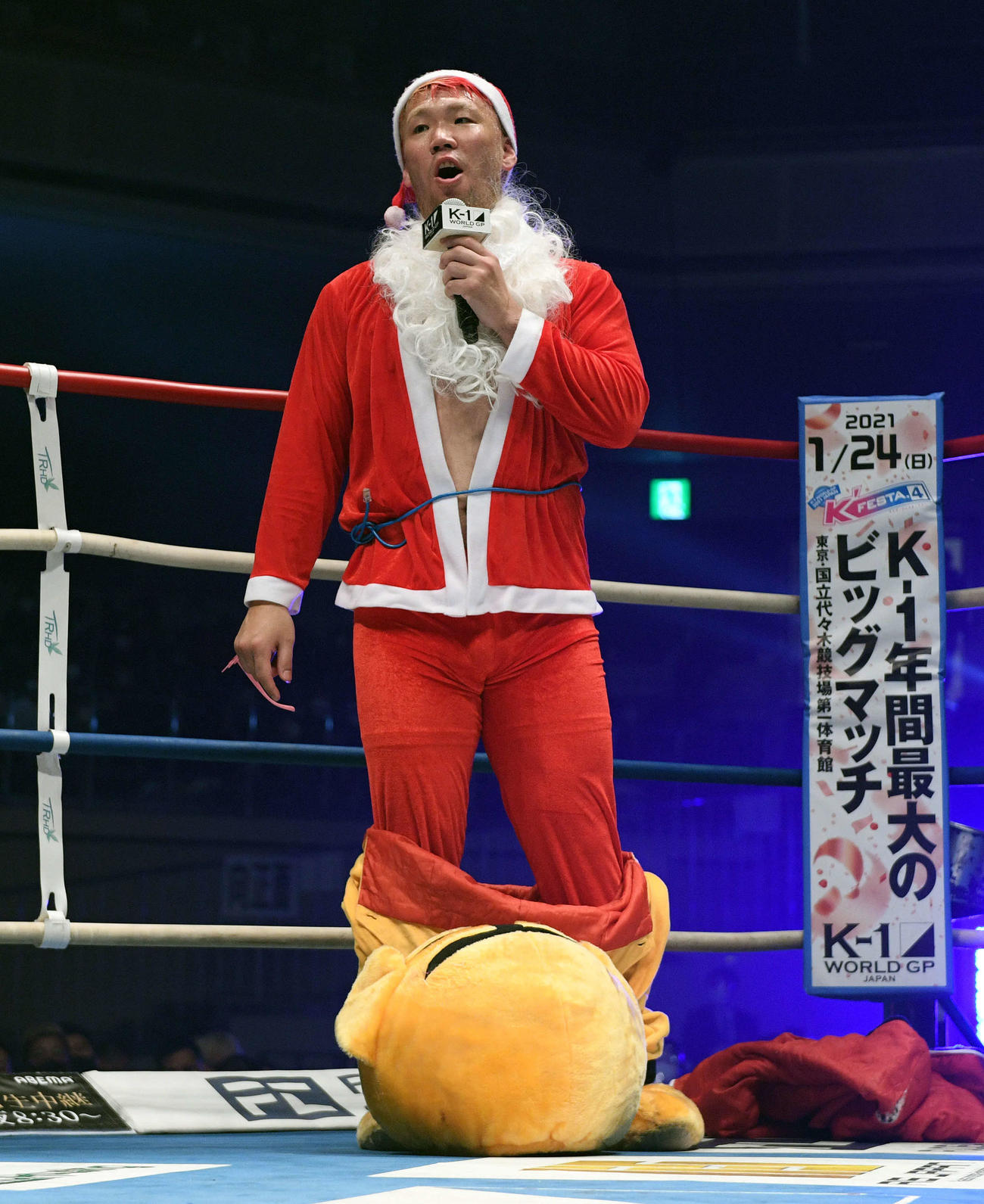 K－1に復帰する京太郎はサンタクロースの姿であいさつする（撮影・滝沢徹郎）