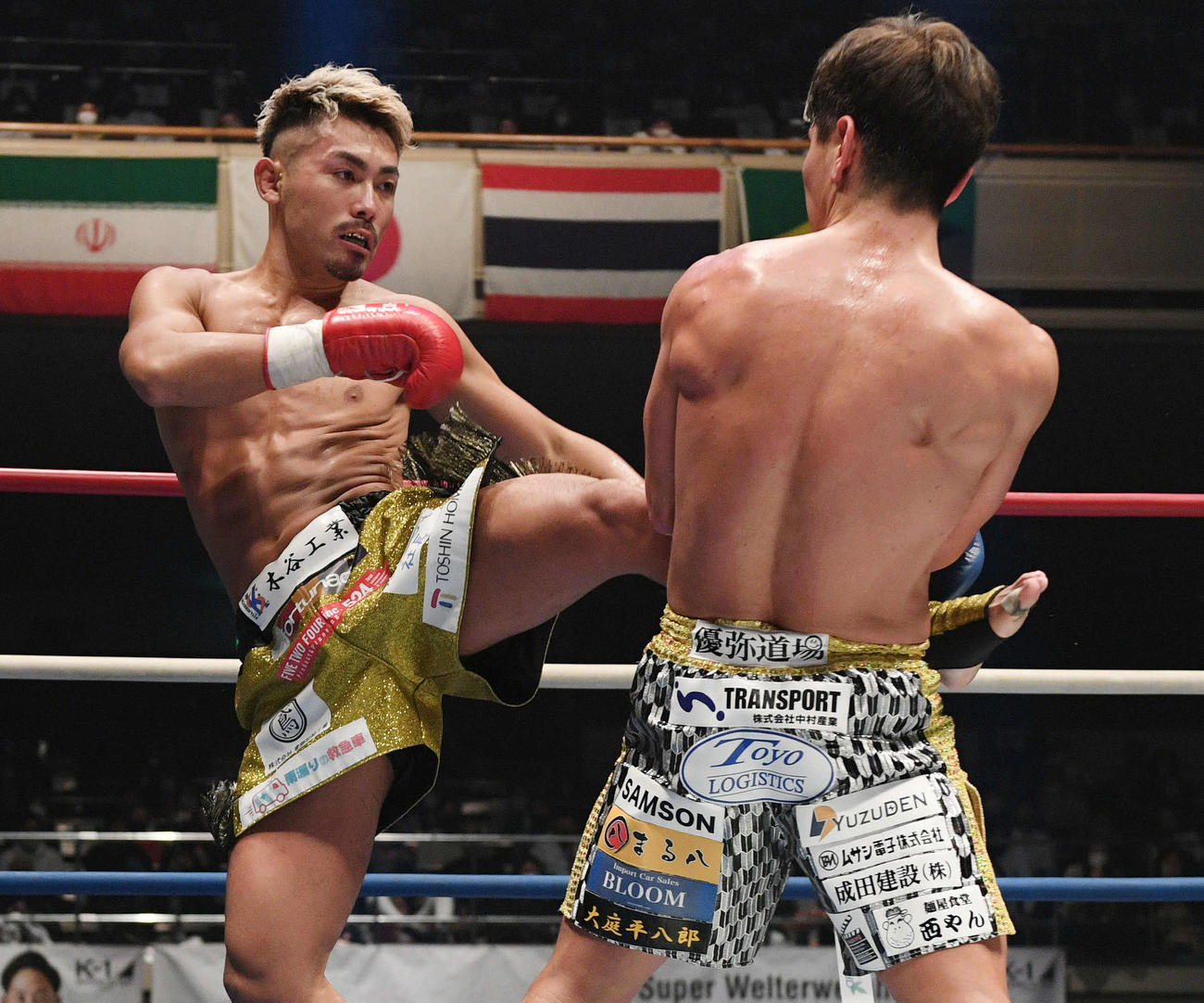 山本（右）に蹴りを見舞う村越（撮影・滝沢徹郎）