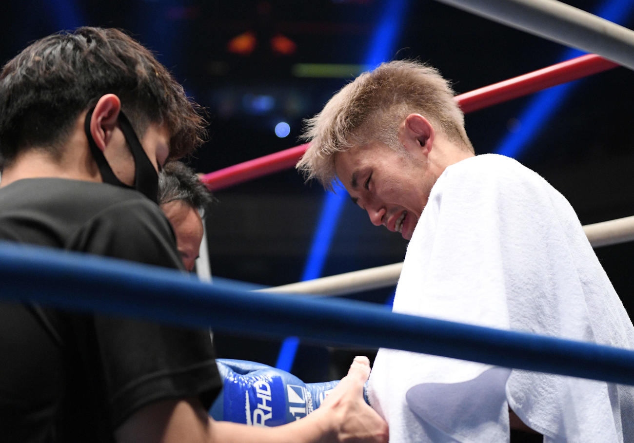 卜部の反則で試合が終わり涙を流す才賀（撮影・滝沢徹郎）
