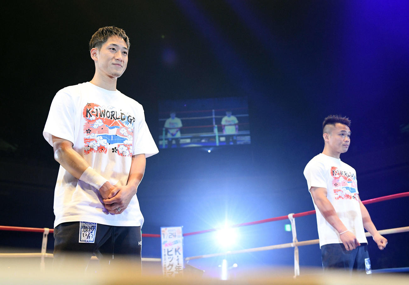 オープニングでリングインした林（左）とゴンナパー（撮影・滝沢徹郎）