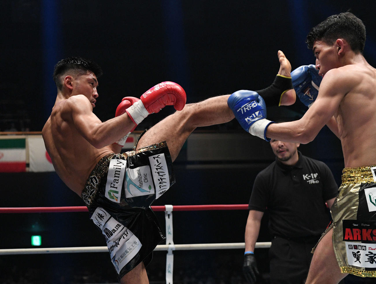 璃明武（右）に蹴りを見舞う佐々木（撮影・滝沢徹郎）