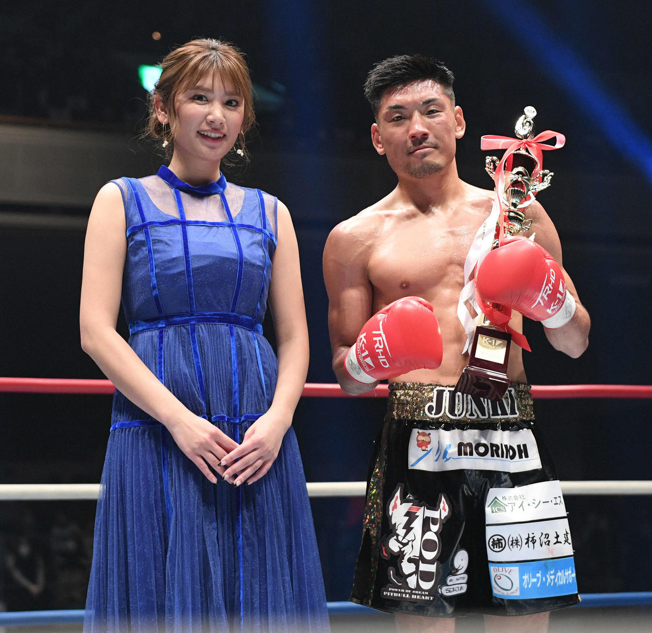 璃明武に判定勝ちした佐々木（右）は久松郁実と記念撮影する（撮影・滝沢徹郎）