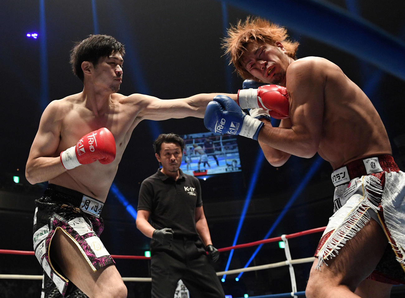 1回、藤岡（右）にパンチを見舞う和島（撮影・滝沢徹郎）