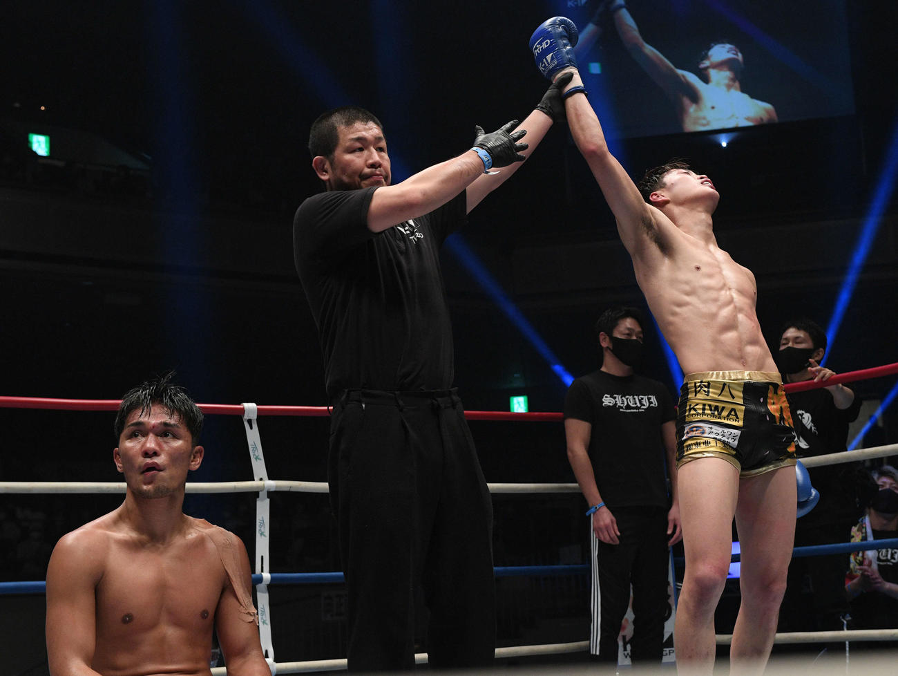 延長の末、大沢文也（左）に判定勝ちした瓦田（撮影・滝沢徹郎）