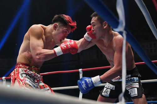 2回、鈴木（右）にパンチを決める不可思（撮影・滝沢徹郎）