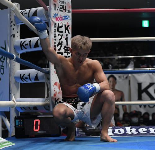 1回、卜部の下腹部への攻撃に苦痛の表情を浮かべる才賀（撮影・滝沢徹郎）