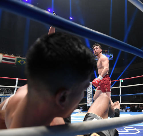1回、アビラル・ヒマラヤン・チーター（手前）からダウンを奪う木村“フィリップ”ミノル（撮影・滝沢徹郎）