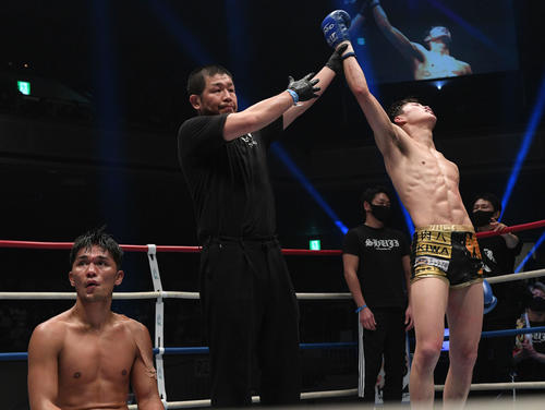 延長の末、大沢文也（左）に判定勝ちした瓦田（撮影・滝沢徹郎）