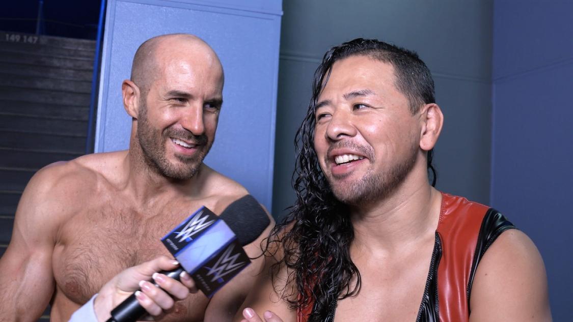 バックステージで相棒のセザーロ（左）とともにインタビューに応じる中邑（C）2020WWE,Inc.AllRightsReserved.