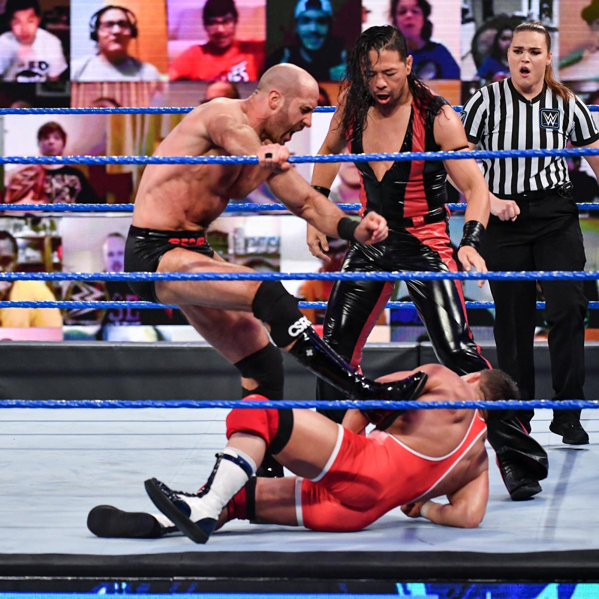 相棒のセザーロ（左）と一緒にゲイブル（中央下）を痛めつける中邑（C）2020WWE,Inc.AllRightsReserved.