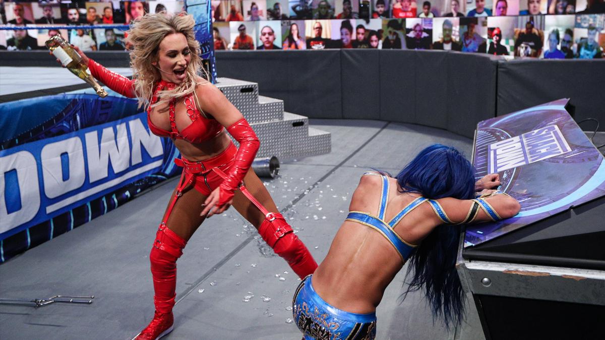 シャンパンボトルで王者バンクス（右）をたたいた挑戦者カーメラ（C）2020WWE,Inc.AllRightsReserved.
