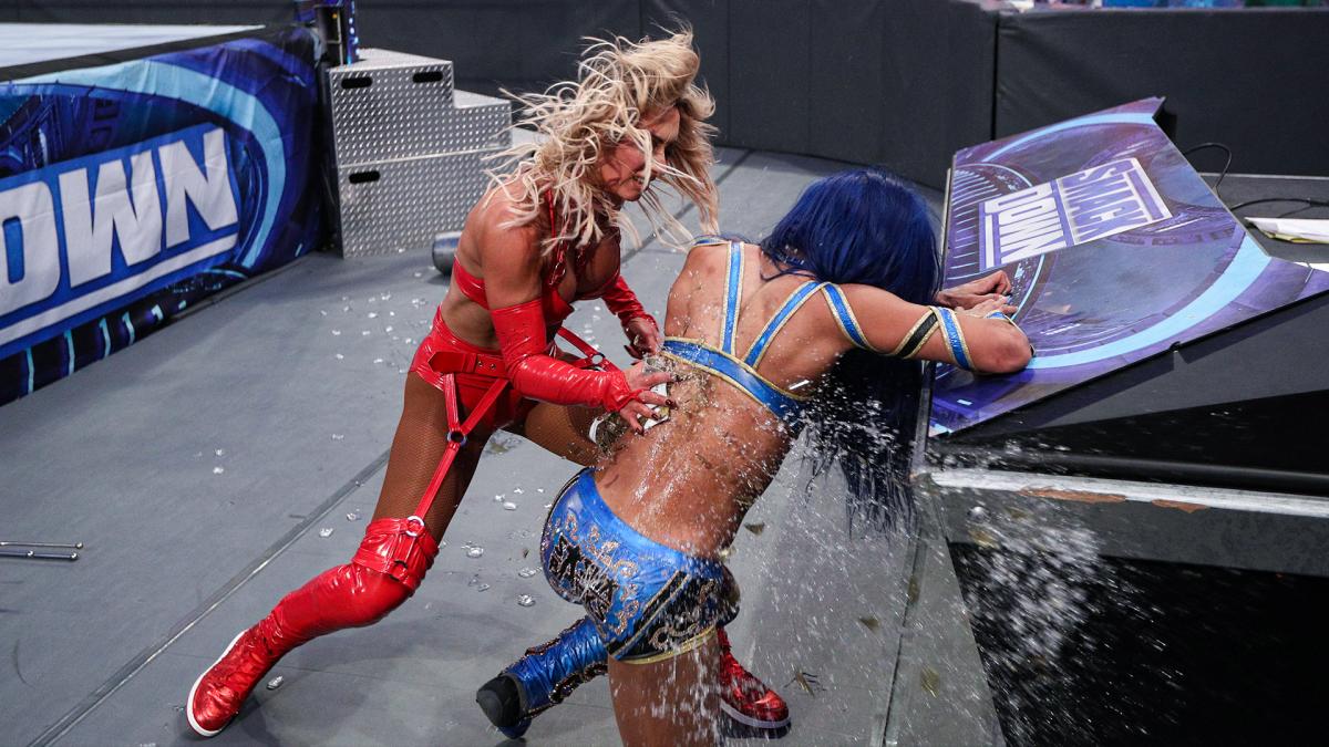 シャンパンボトルで王者バンクス（右）を痛打した挑戦者カーメラ（C）2020WWE,Inc.AllRightsReserved.