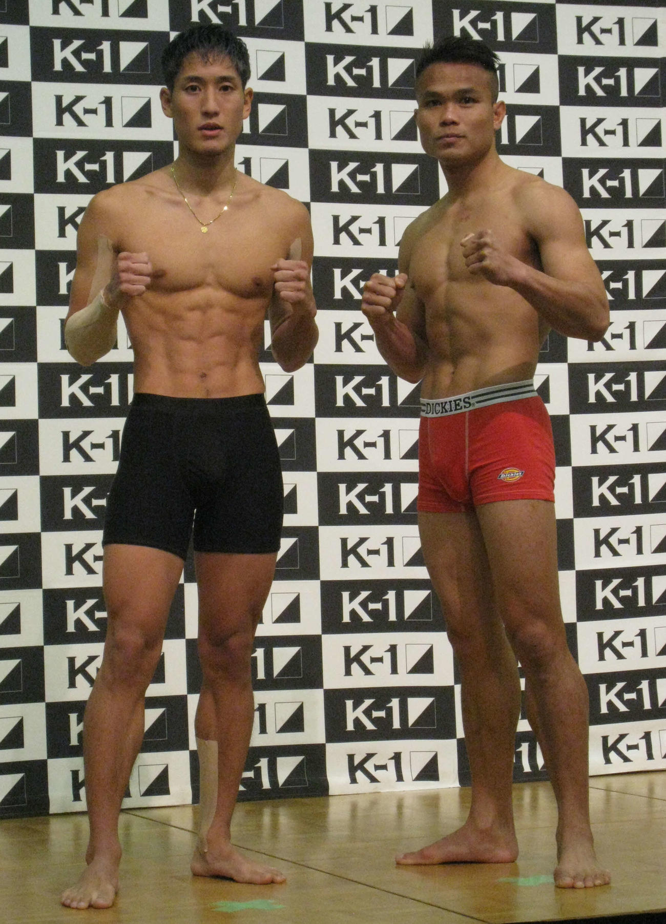 公式計量で仕上がった体を見せた林健太（左）とゴンナパー（撮影・吉池彰）