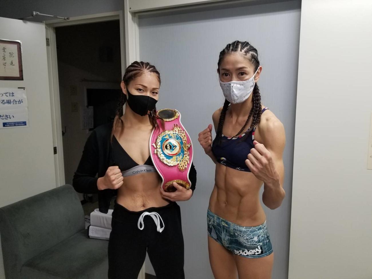 前日計量をパスしたWBO女子世界スーパーフライ級王者吉田実代（左）と挑戦者の奥田朋子（写真提供：三迫ジム）