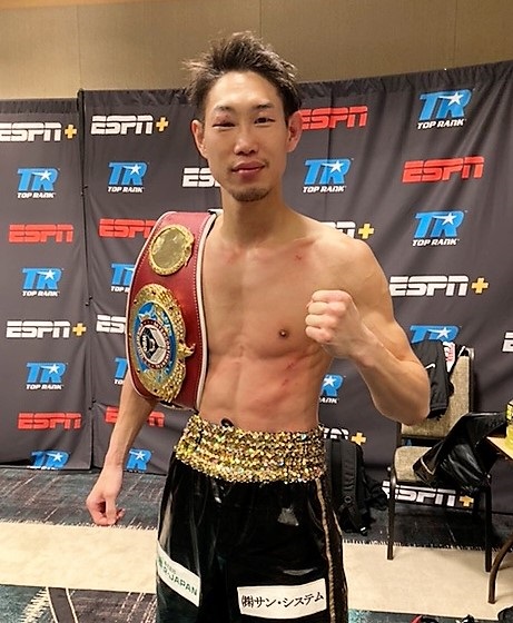 逆転のTKO勝ちで再起戦を飾り、WBOインターコンチネンタル・ライト級王座を獲得した中谷（帝拳ジム提供）