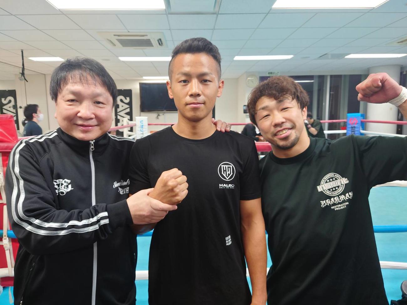 大橋会長（左端）、八重樫トレーナー（右端）のもと世界王者を狙う武居
