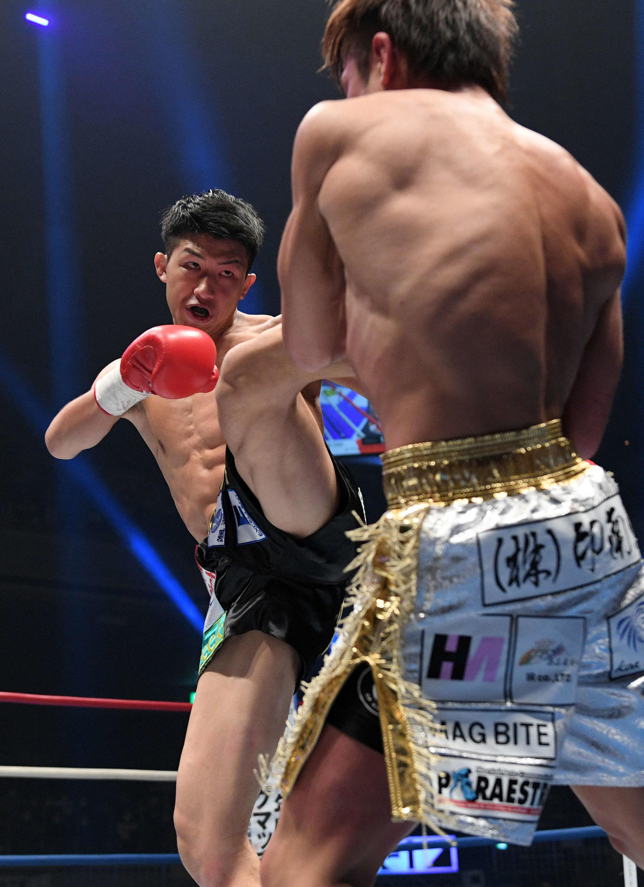 2回、蓮實（手前）に蹴りを見舞う朝久（撮影・滝沢徹郎）