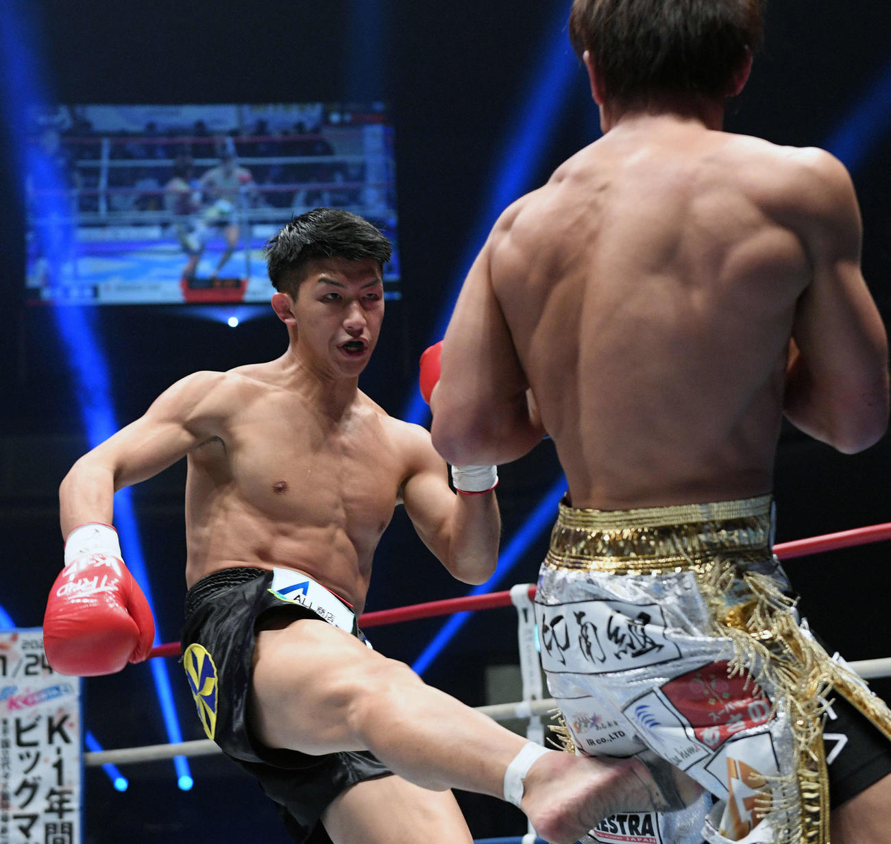 2回、蓮實（手前）に蹴りを見舞う朝久（撮影・滝沢徹郎）