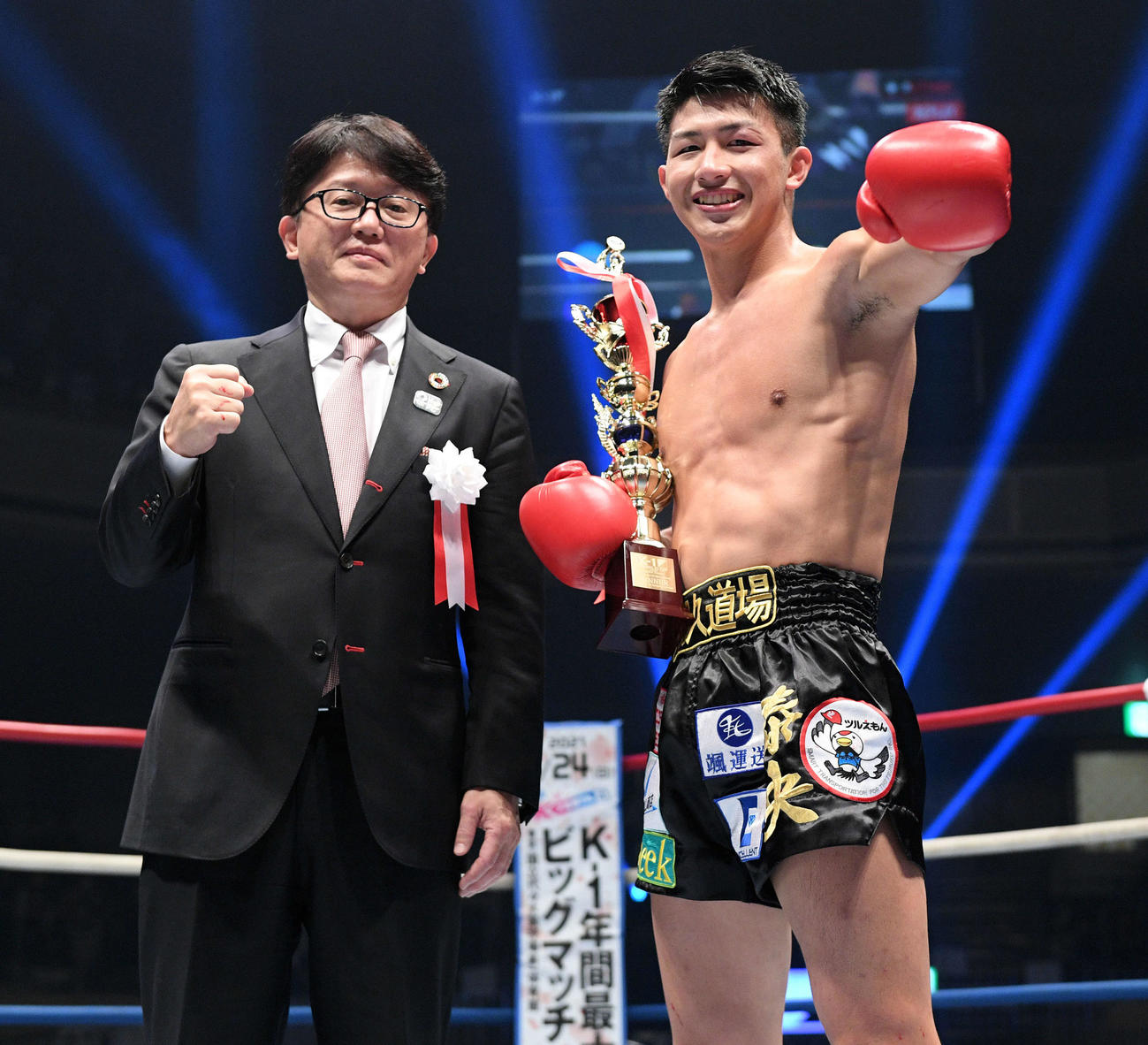 蓮實をノックアウトで下し笑顔で記念撮影する朝久（右）（撮影・滝沢徹郎）