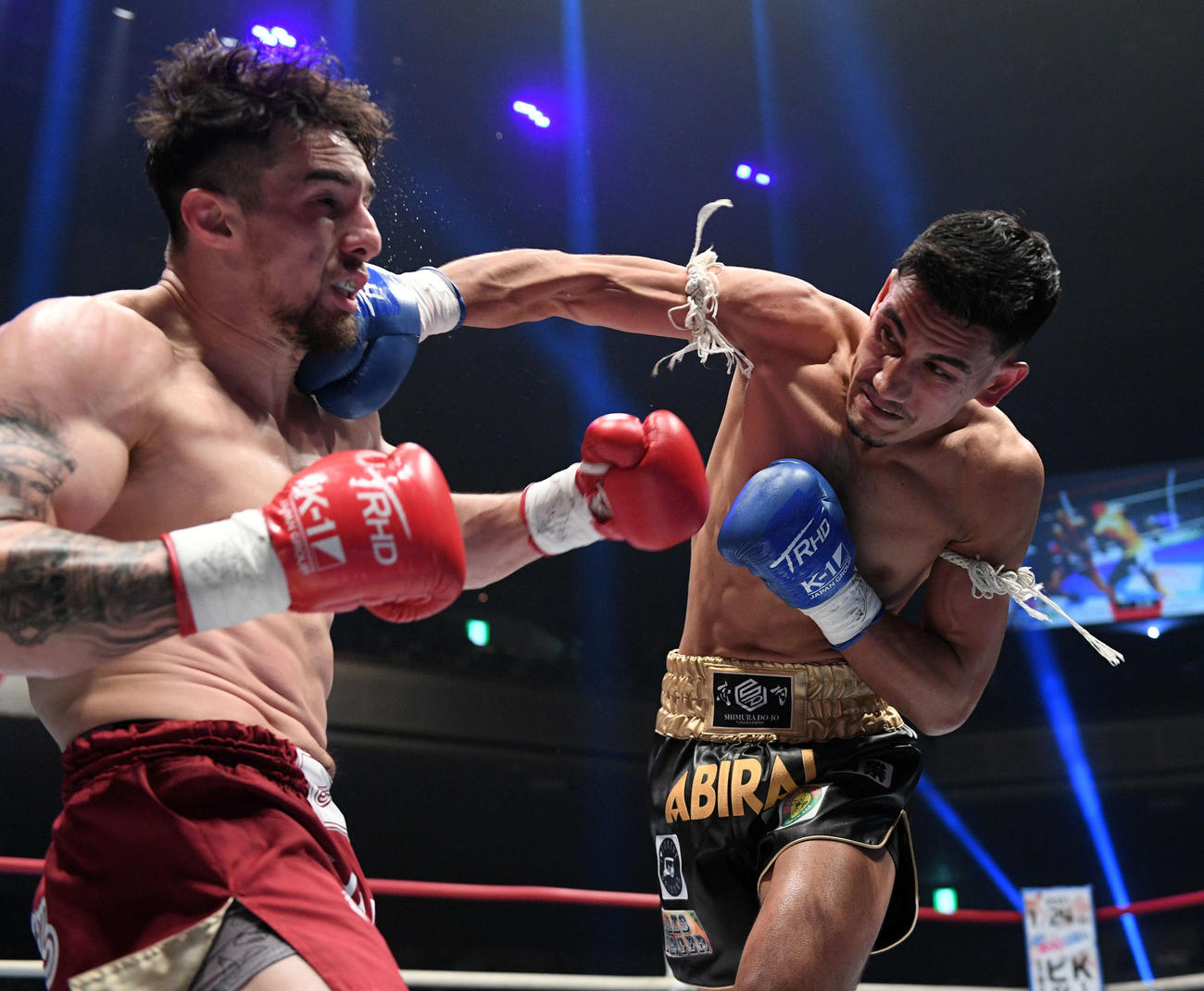 1回、木村（左）にパンを見舞うアビラル（撮影・滝沢徹郎）