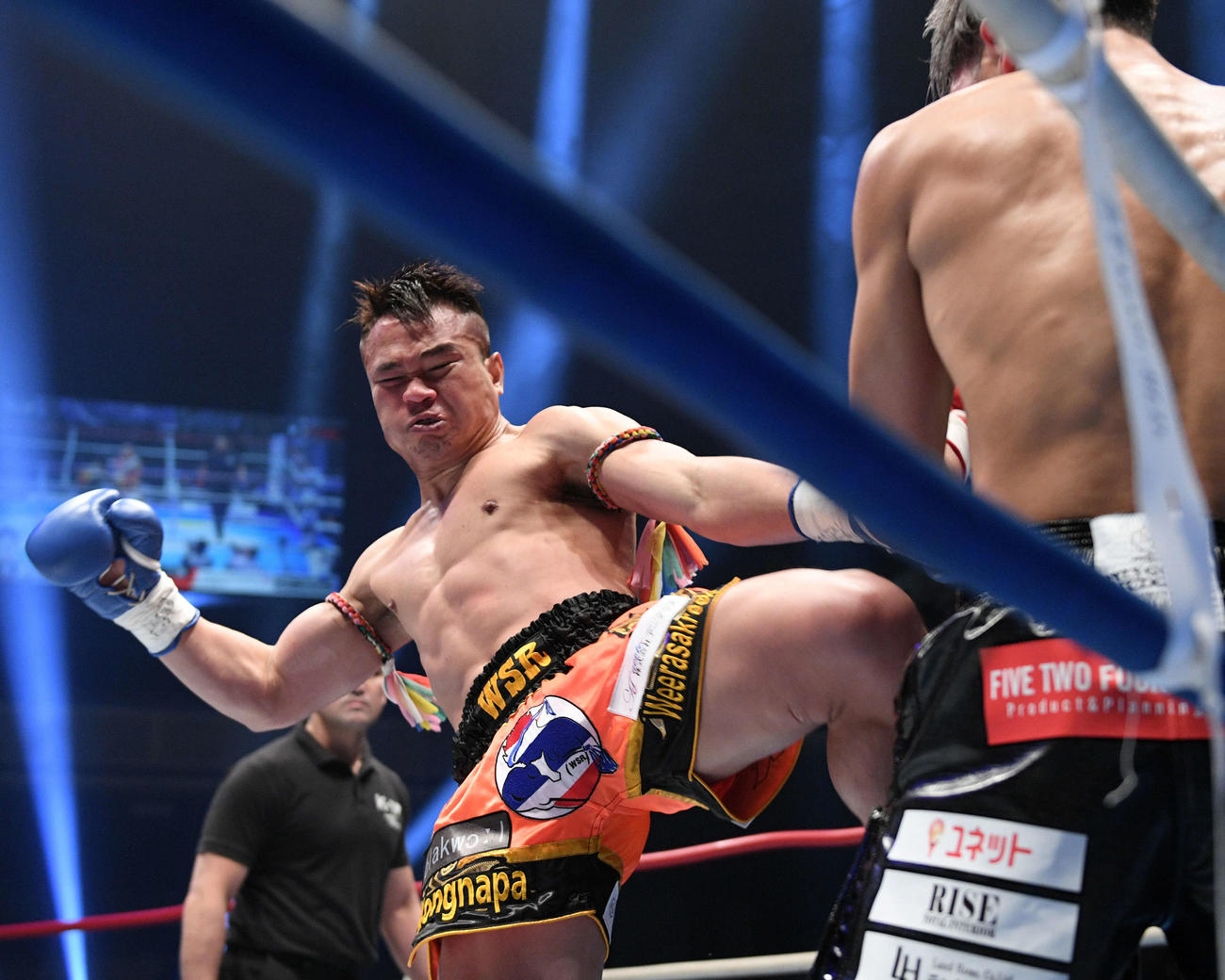 2回、林（手前）に蹴りを見舞うゴンナパー（撮影・滝沢徹郎）