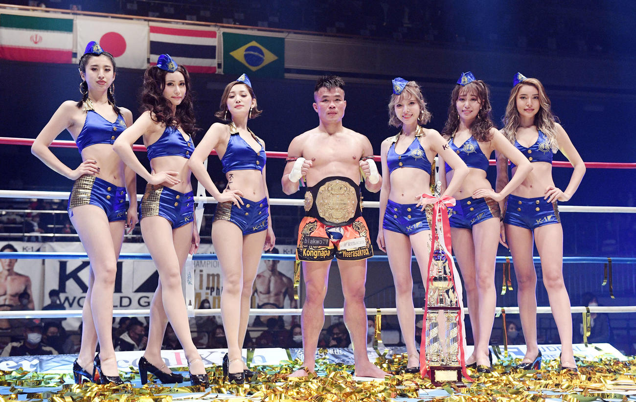 新チャンピオンとなりラウンドガールと記念撮影するゴンナパー（撮影・滝沢徹郎）