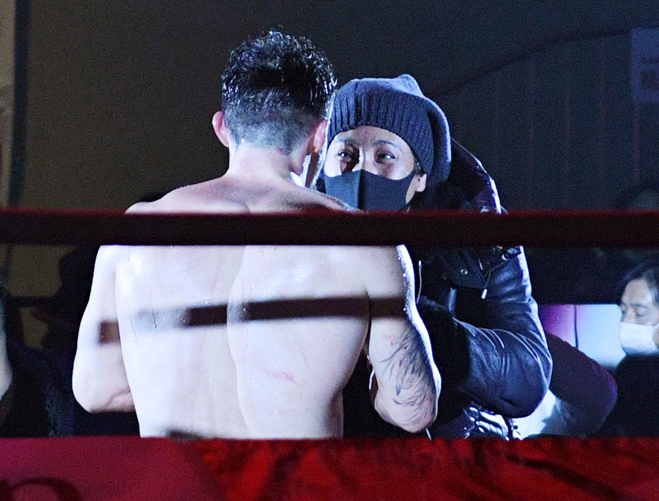 試合後、観戦に訪れた新庄剛志氏（右）あいさつするに木村（撮影・滝沢徹郎）