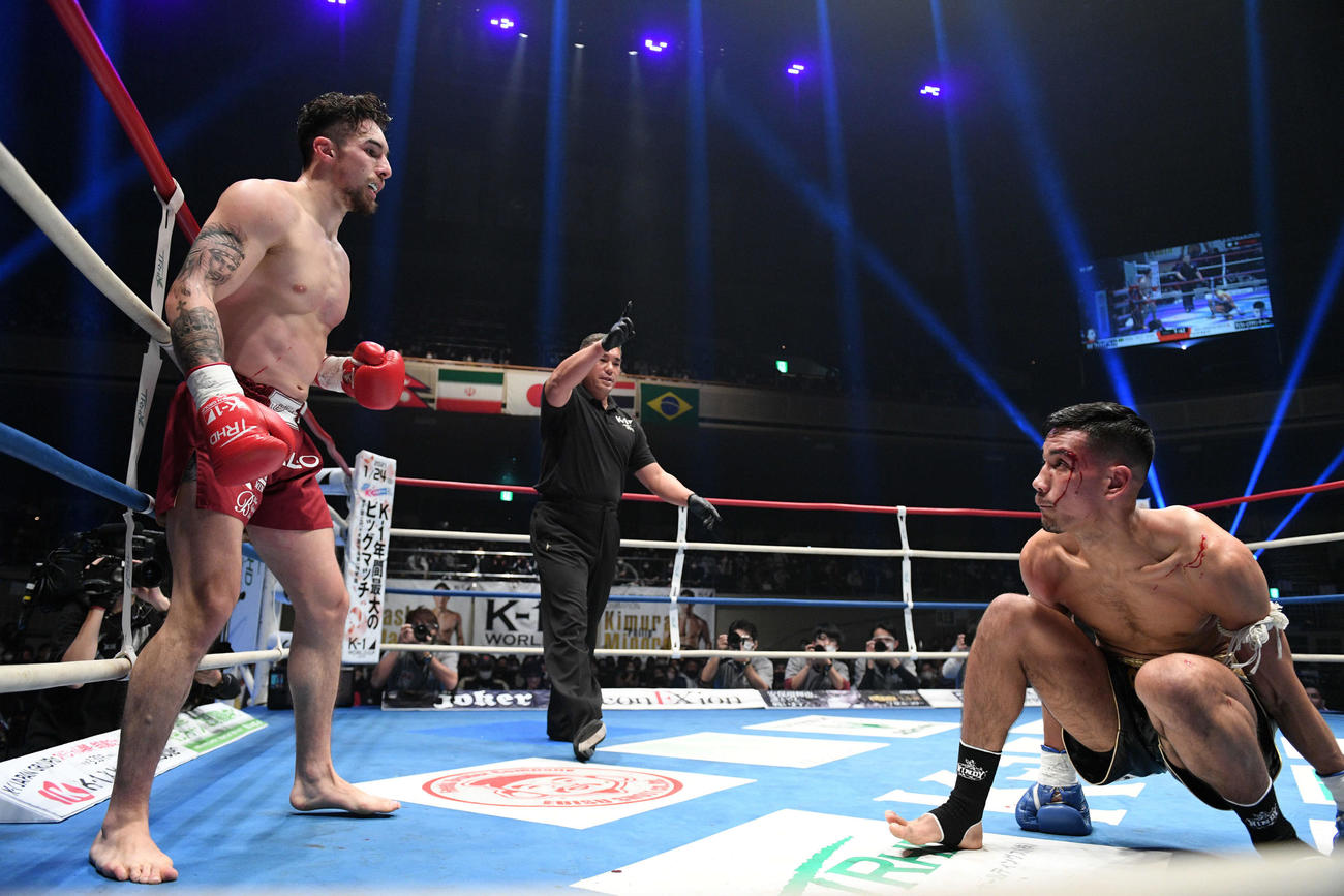 1回、ダウンを奪い返した木村（左）はアビラルを見下ろす（撮影・滝沢徹郎）