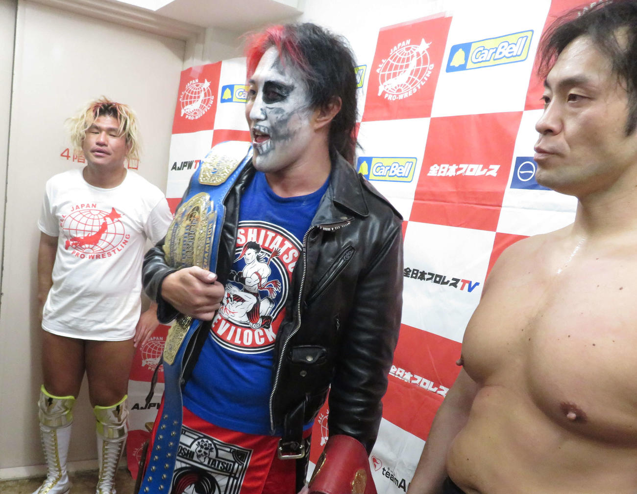 全日本後楽園大会　全日本での最後の試合を勝利で飾れなかった岡田佑介（左）は悔しい表情を見せる。右は力、中央はヨシタツ（撮影：松熊洋介）