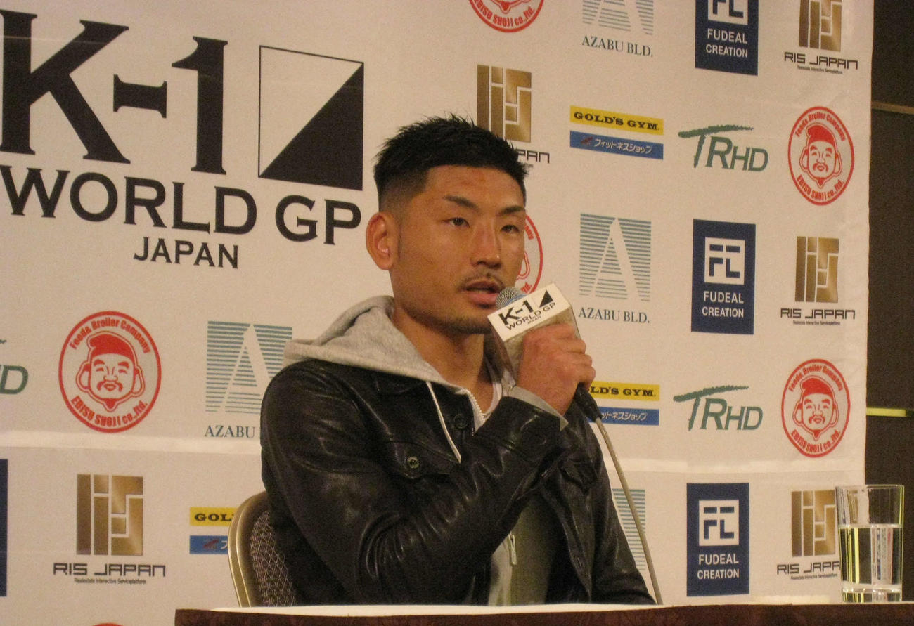 会見で武居由樹にエールを送る佐々木洵樹（撮影・吉池彰）