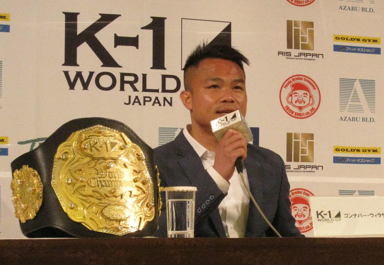 激闘から一夜明け、穏やかな表情で会見するゴンナパー・ウィラサクレック（撮影・吉池彰）