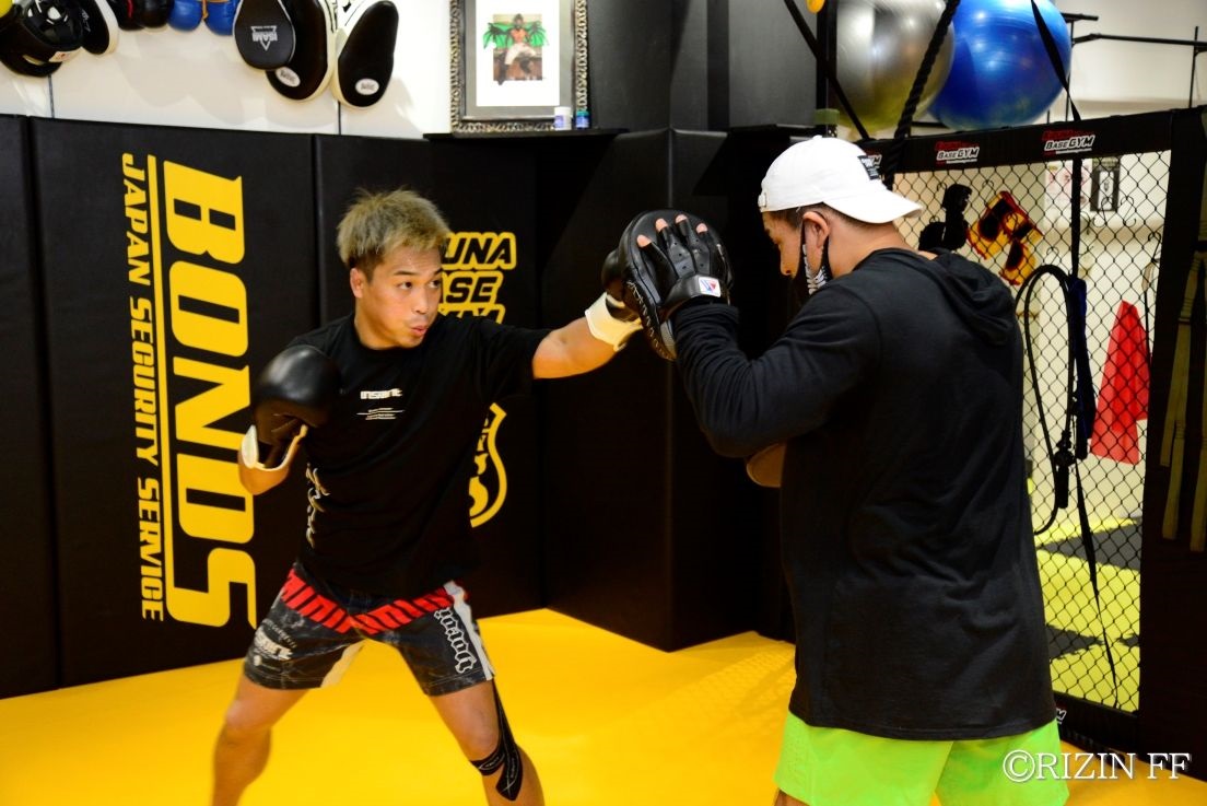 公開練習でミット打ちを披露した太田忍（左）